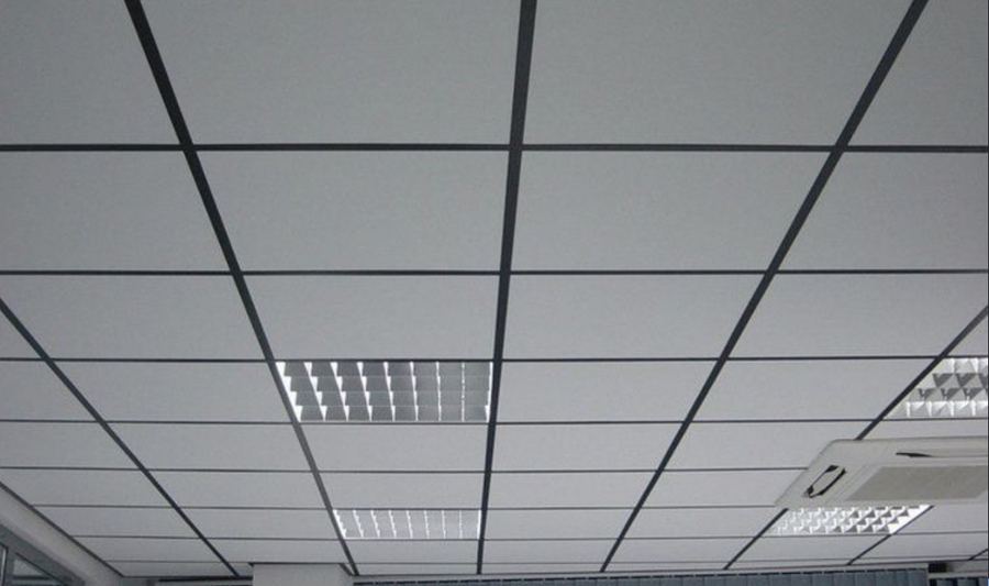 Rohbauraum komplett mit Gipskarton beplankt und verspachtelt an Wänden und Decke.
