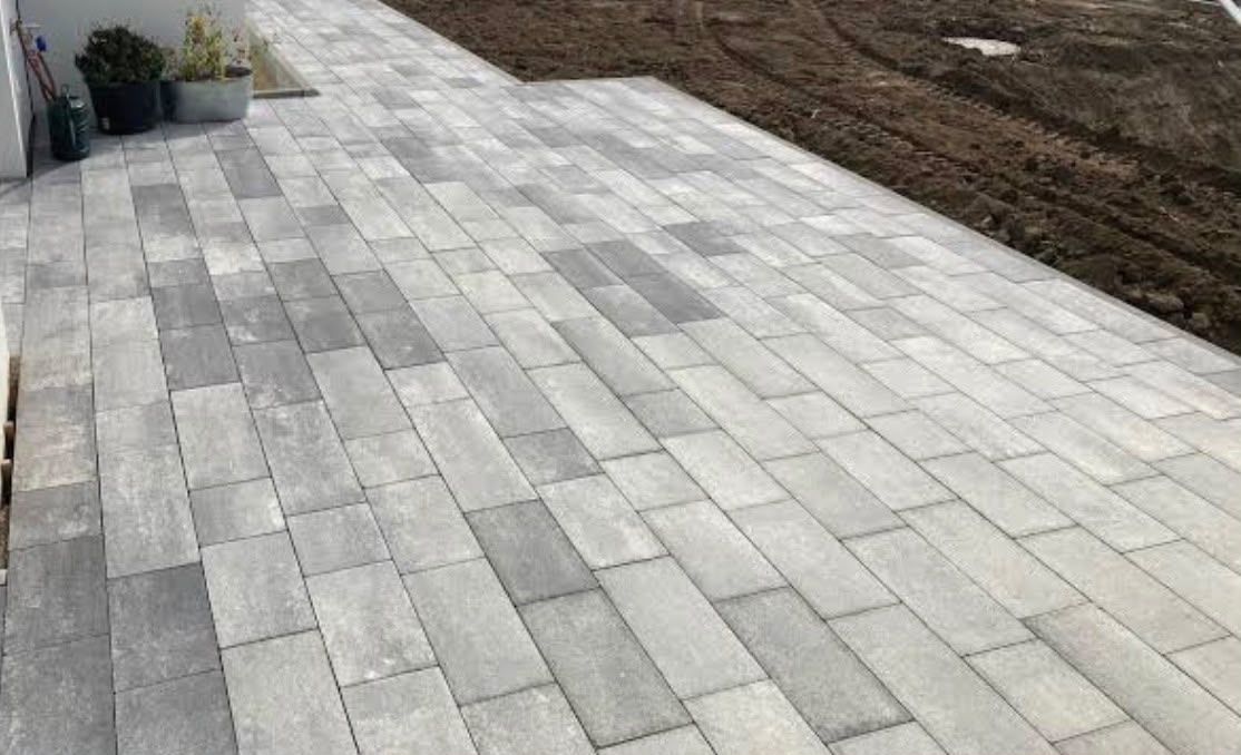 Fertig verlegte Plattenfläche entlang einer Hauswand — Projekt von BauPlus